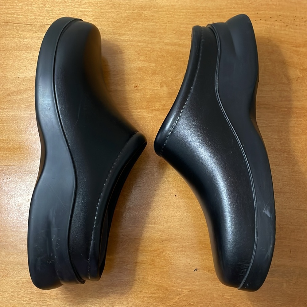Klogs Men's Black Slip-On Clogs - Picture 7 of 8